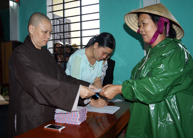 Chung tay hỗ trợ người dân vùng lũ