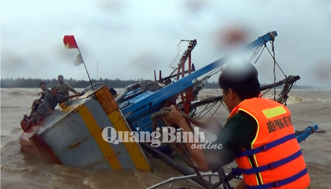 Bộ đội Biên phòng Quảng Bình cùng nhân dân gồng mình chống lũ