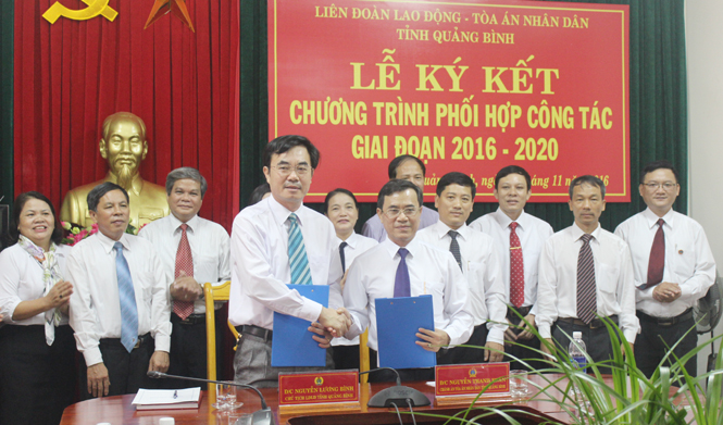 LĐLĐ tỉnh và Tòa án nhân dân tỉnh: Ký kết chương trình phối hợp công tác giai đoạn 2016-2020