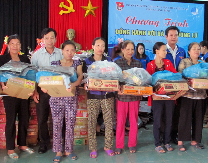 Hỗ trợ người dân vùng lũ khắc phục hậu quả