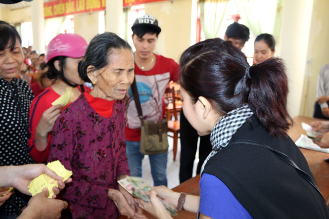 Chung tay hỗ trợ bà con vùng lũ