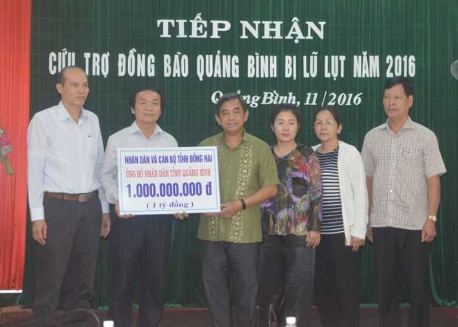 Nhân dân và cán bộ tỉnh Đồng Nai hỗ trợ Quảng Bình khắc phục hậu quả lũ lụt