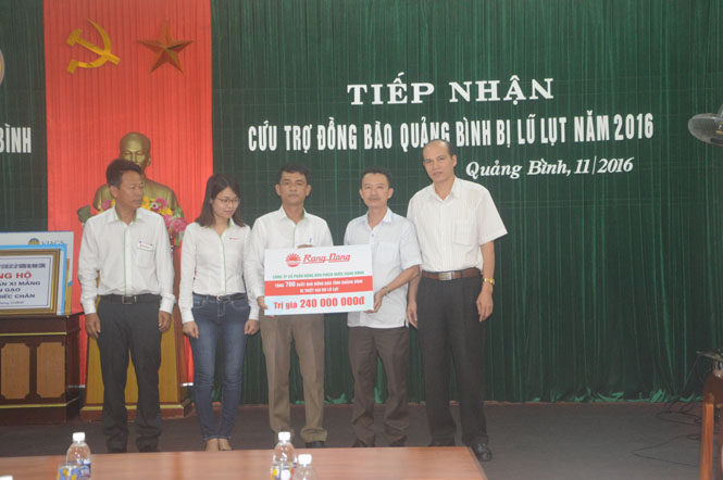 Chung tay hỗ trợ người dân vùng lũ