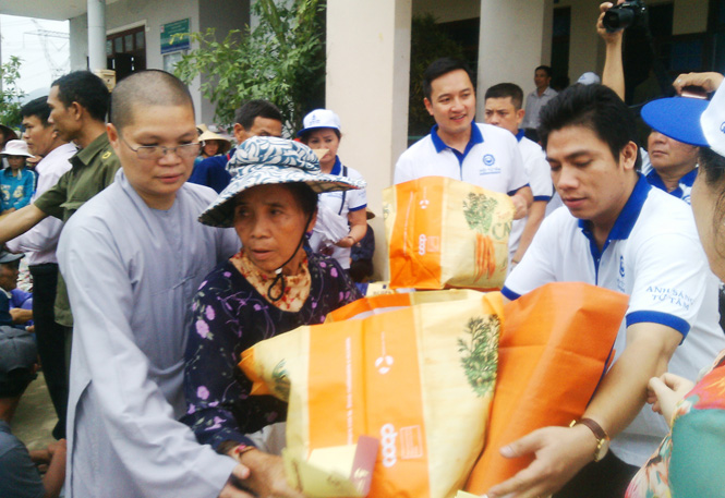 Chung tay hỗ trợ bà con vùng lũ