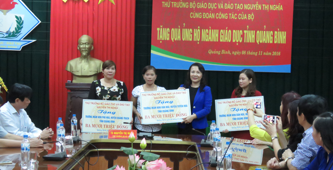 Thứ trưởng Bộ Giáo dục-Đào tạo Nguyễn Thị Nghĩa: Trao quà hỗ trợ các trường bị thiệt hại nặng do lũ lụt