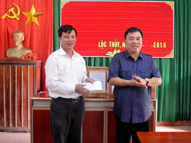 Hội xuất bản Việt Nam tặng sách cho học sinh vùng lũ