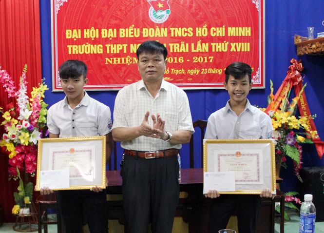 Gương sáng hai học sinh họ Hồ