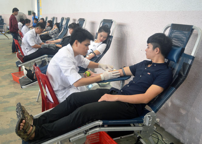 Trường đại học Quảng Bình: Mít tinh kỷ niệm 70 năm thành lập Hội Chữ thập đỏ Việt Nam