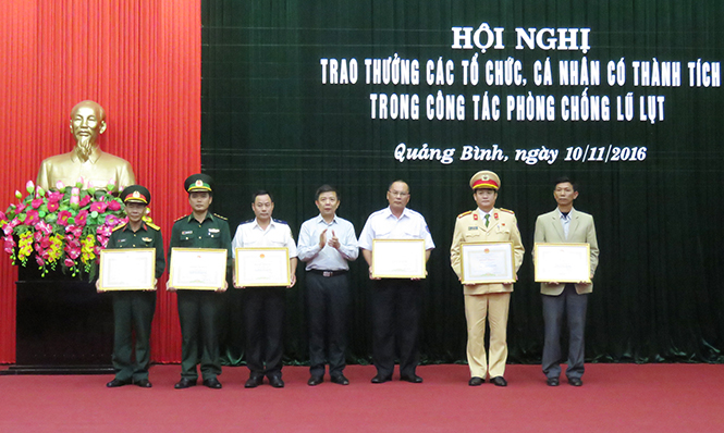 Trao thưởng cho các tổ chức, cá nhân có thành tích trong công tác phòng chống lũ lụt