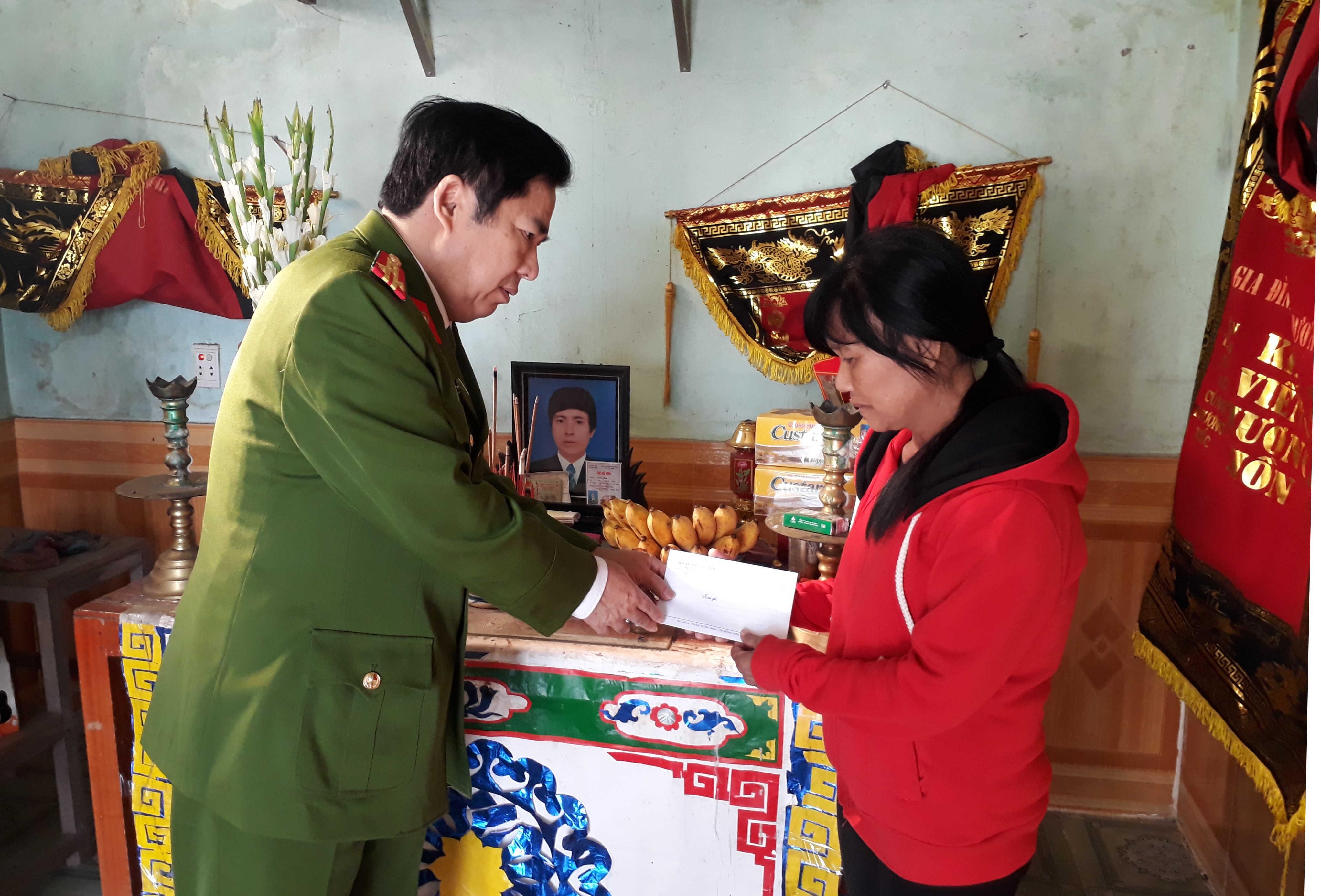Thăm hỏi các gia đình có người thân tử vong do tai nạn giao thông