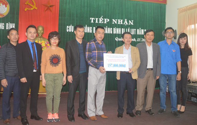Công ty cổ phần Quốc tế Hoàng Gia hỗ trợ nhân dân Quảng Bình khắc phục hậu quả lũ lụt