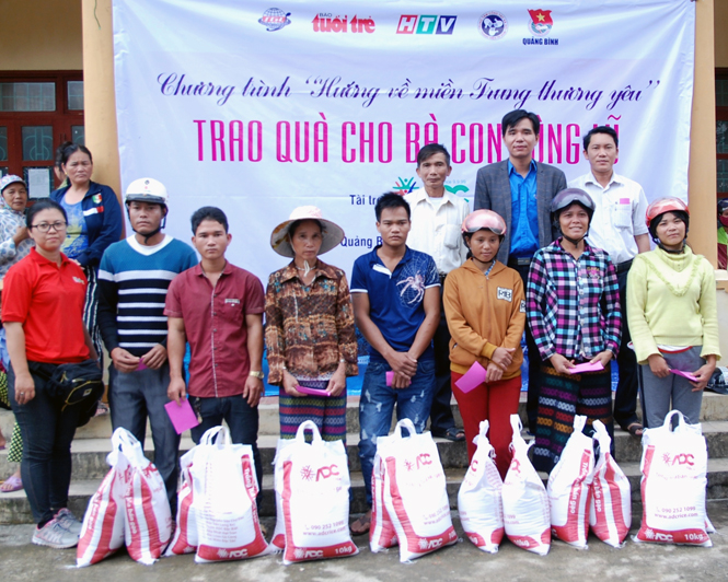 Trao 2.670 suất quà cho người dân vùng lũ