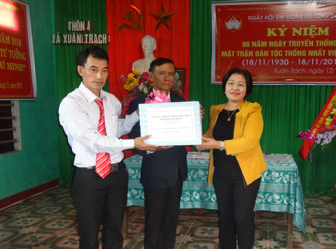 Đồng chí Phó Chủ tịch HĐND tỉnh dự ngày hội "Đại đoàn kết toàn dân tộc" tại xã Xuân Trạch