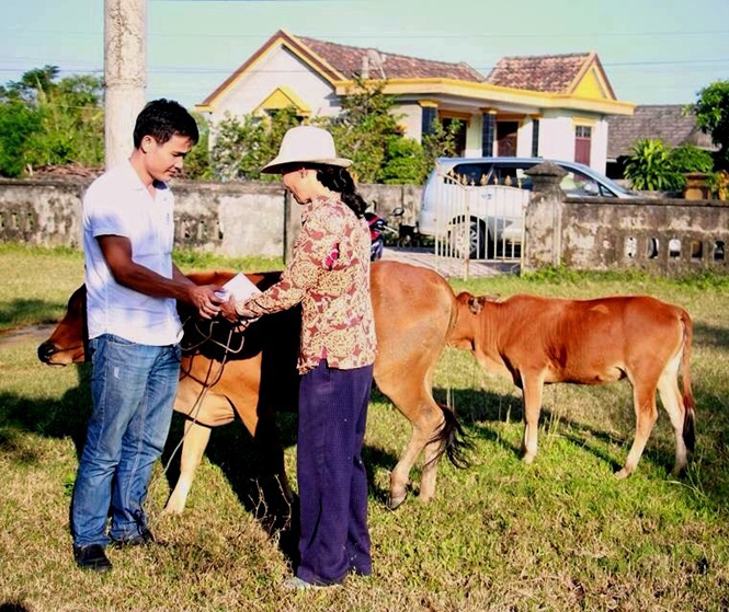 Cùng người dân vùng lũ khắc phục khó khăn