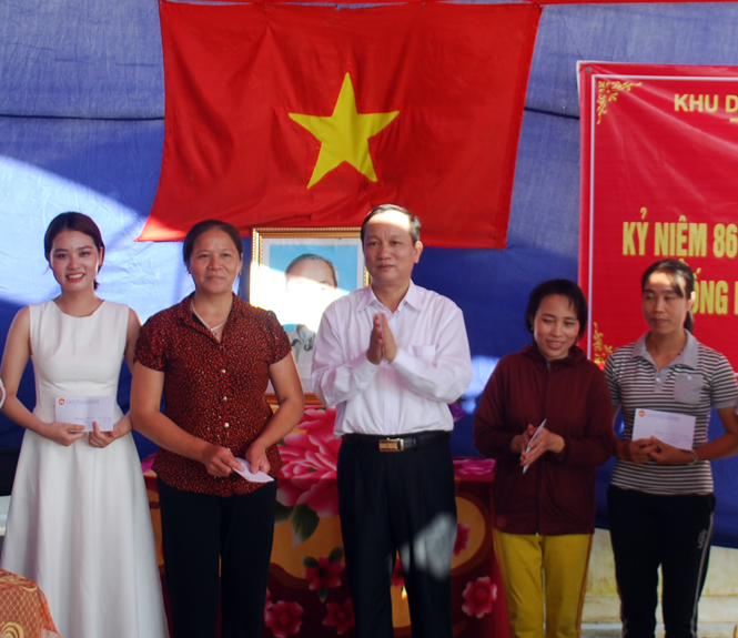Các đồng chí lãnh đạo tỉnh dự ngày hội "Đại đoàn kết toàn dân tộc" tại các địa phương