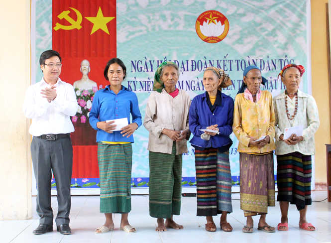 Đồng chí Trưởng ban Tuyên giáo Tỉnh uỷ dự ngày hội "Đại đoàn kết toàn dân tộc" tại bản Khe Ngang