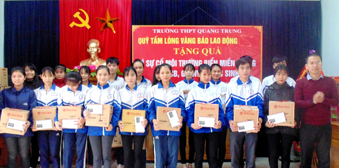 Quỹ Tấm lòng vàng Lao Động trao hỗ trợ giáo viên và học sinh vùng biển