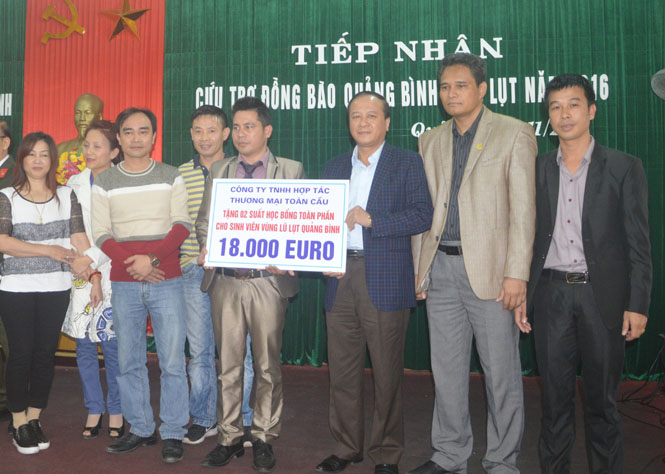 Tiếp sức cho người dân vùng lũ