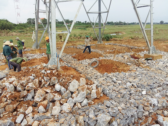Truyền tải điện Quảng Bình: Giữ cho dòng điện liên tục trong mưa lũ