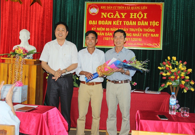 Đại diện lãnh đạo Ủy ban MTTQVN tỉnh dự ngày hội "Đại đoàn kết toàn dân tộc" tại xã Quảng Liên