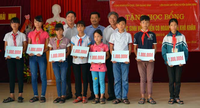 Công đoàn viên chức Quảng Bình trao học bổng cho học sinh vùng biển có hoàn cảnh khó khăn