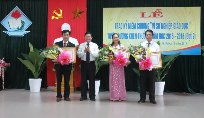 Tuyên dương, khen thưởng các nhà giáo có thành tích xuất sắc