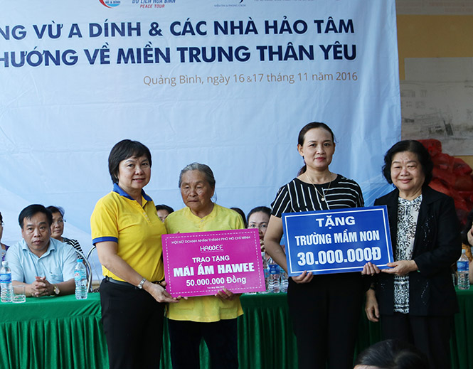 Nguyên Phó Chủ tịch nước Trương Mỹ Hoa thăm bà con nhân dân vùng lũ Quảng Bình