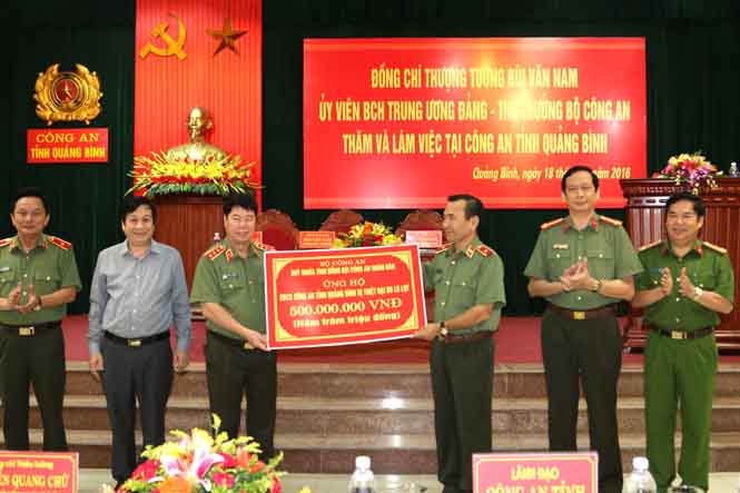 Thượng tướng Bùi  Văn Nam, Ủy viên Trung ương Đảng, Thứ trưởng Bộ Công an làm việc với Công an Quảng Bình
