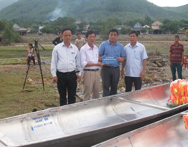 Tiếp sức cho người dân vùng lũ