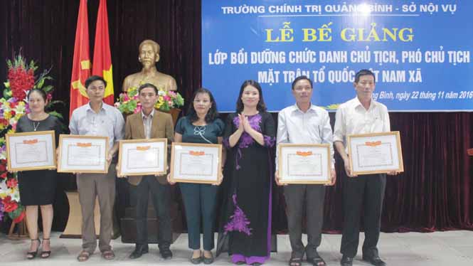 Bế giảng lớp bồi dưỡng chức danh chủ tịch, phó chủ tịch MTTQVN xã