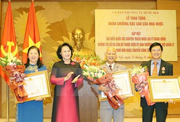 Trao tặng Huân chương bậc cao cho đại biểu Quốc hội khóa XIII