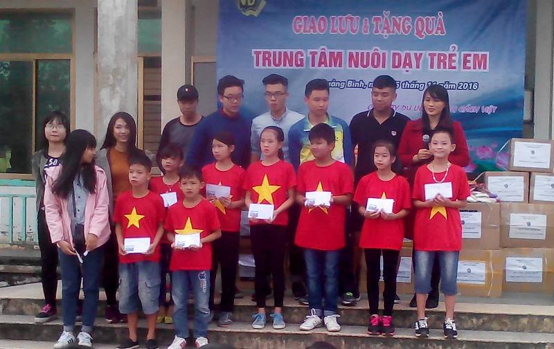 Trường THPT Việt Đức Hà Nội tặng quà Trung tâm nuôi dạy trẻ khuyết tật TP Đồng Hới