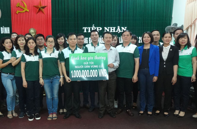 Ngân hàng TMCP Ngoại thương TP. HCM hỗ trợ Quảng Bình khắc phục hậu quả lũ lụt