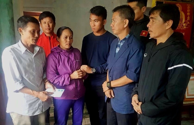 Đội tuyển bóng đá U19 quốc gia Việt Nam thăm, hỗ trợ lũ lụt tại Quảng Bình