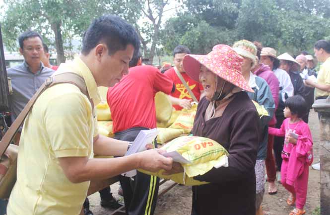 Chung tay giúp đỡ người dân vùng lũ
