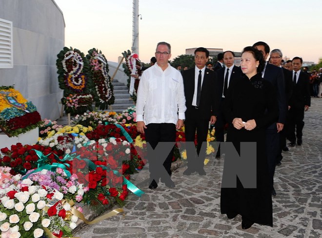 Chủ tịch Quốc hội Nguyễn Thị Kim Ngân viếng lãnh tụ Cuba Fidel Castro