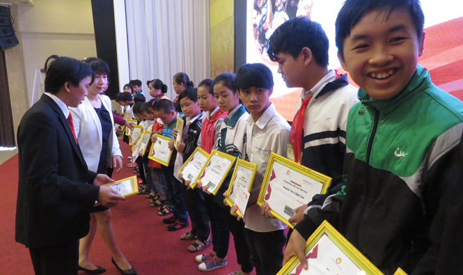 Prudential trao tặng học bổng cho học sinh nghèo hiếu học TP. Đồng Hới