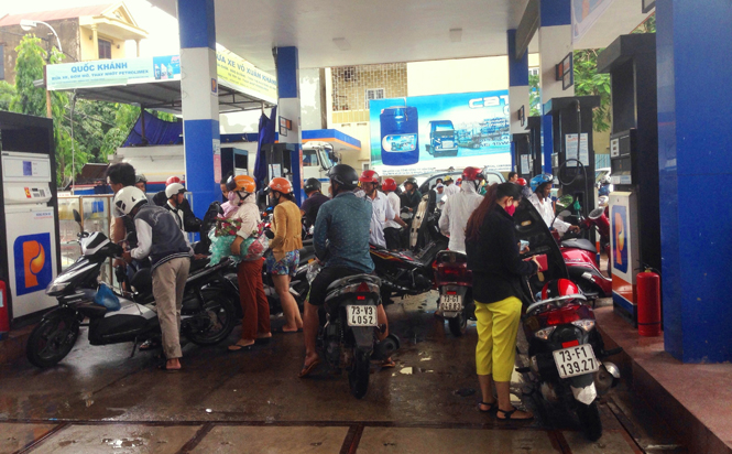 Triển khai dán tem niêm phong đồng hồ tổng trên các cột bơm xăng dầu