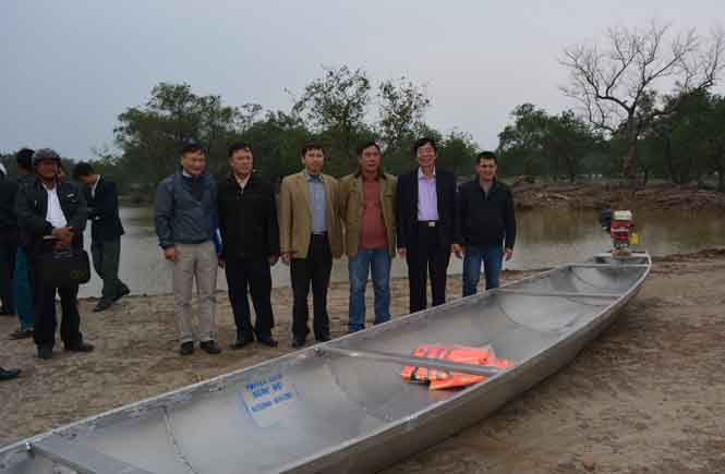 Công ty ô tô Toyota Việt Nam trao thuyền máy cho người dân vùng lũ