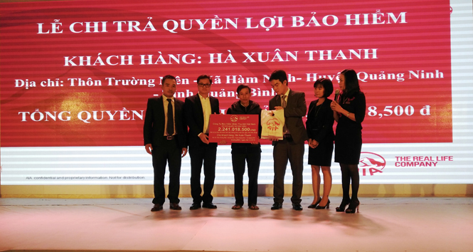 AIA Việt Nam chi trả số tiền bảo hiểm hơn 2,2 tỷ đồng cho khách hàng bị lũ cuốn trôi