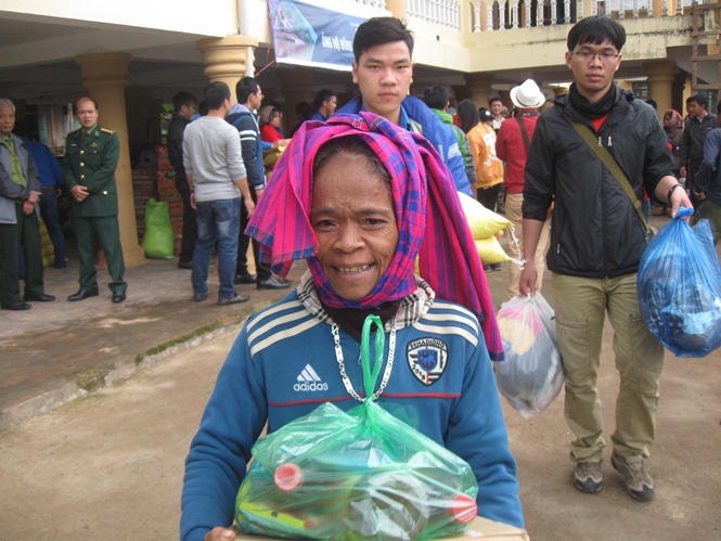 Trao quà cho đồng bào bị thiệt hại do lũ lụt