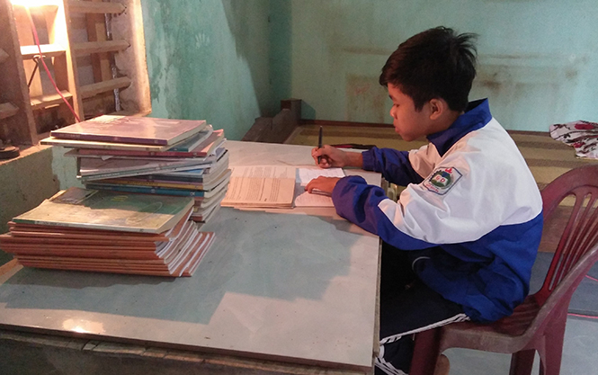 Cậu bé suy tim vẫn ham học