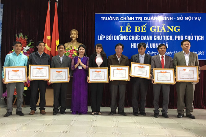Bế giảng lớp bồi dưỡng chức danh chủ tịch, phó chủ tịch HĐND và UBND xã năm 2016