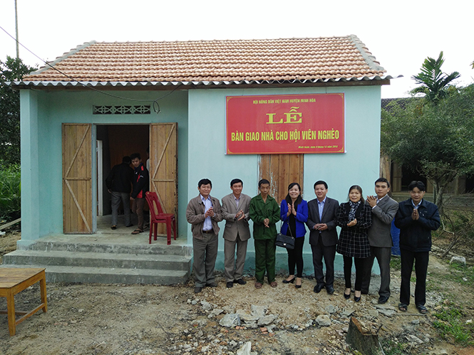 Hội Nông dân huyện Minh Hóa: Bàn giao nhà tình nghĩa cho hội viên nghèo