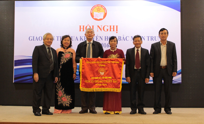 Cụm thi đua Khuyến học Bắc miền Trung được nhận cờ thi đua xuất sắc