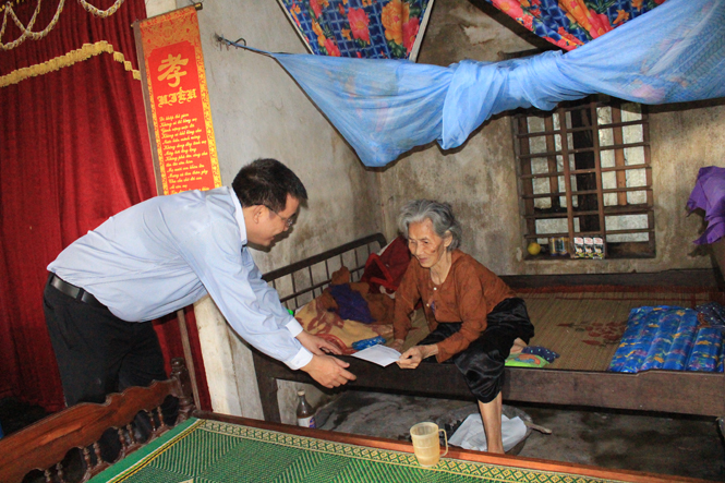 Công ty cổ phẩn Đầu tư Phan Vũ trao quà cho bà con vùng lũ