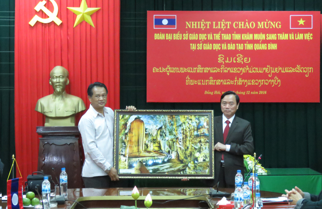 Sở Giáo dục và Thể thao tỉnh Khăm Muộn sang thăm, làm việc tại Quảng Bình