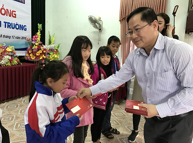 Báo Tiền Phong trao 210 suất học bổng cho học sinh Quảng Bình