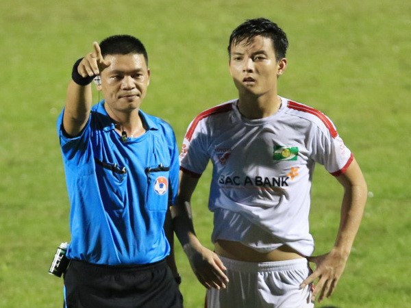 Mắc sai lầm nghiêm trọng, 4 trọng tài bị "rớt hạng" khỏi V-League