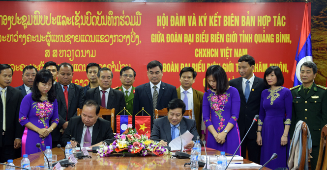 Đoàn đại biểu biên giới hai tỉnh Quảng Bình-Khăm Muộn: Hội đàm và ký kết biên bản hợp tác về công tác biên giới năm 2017